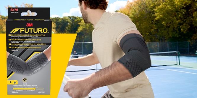 Tennispelaaja, joka käyttää FUTURO Premium kyynärpään kompressiohihaa; tuotepakkaus näkyvissä
